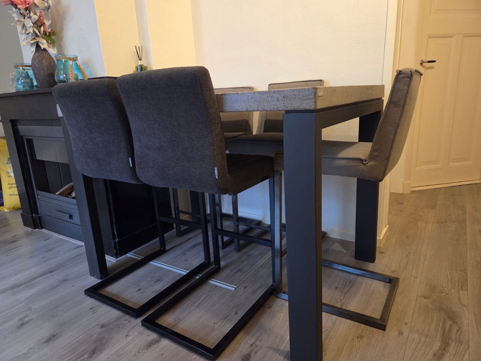 Stevige eettafel beton-ciré van merk XOOON met 5 barkrukken, Huis en Inrichting, Tafels | Eettafels, Ophalen, Overige materialen