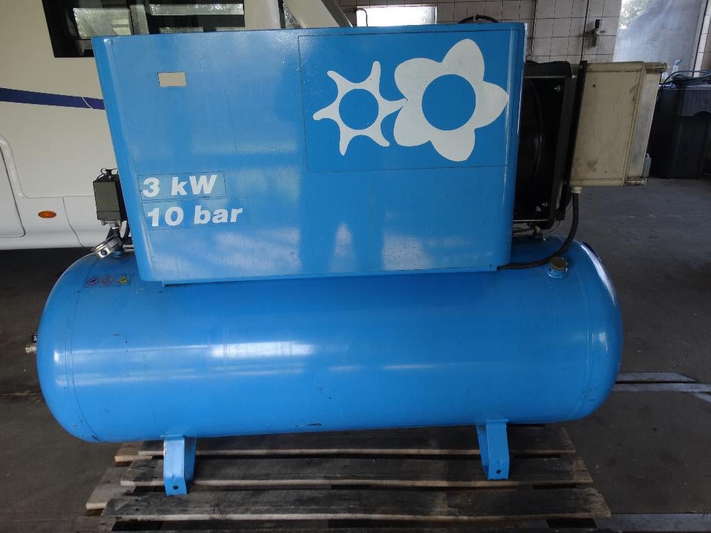 ABAC SCHROEF 3KW op 250l. KETEL, Minder dan 25 liter, Ophalen of Verzenden, Gebruikt, 200 tot 400 liter/min