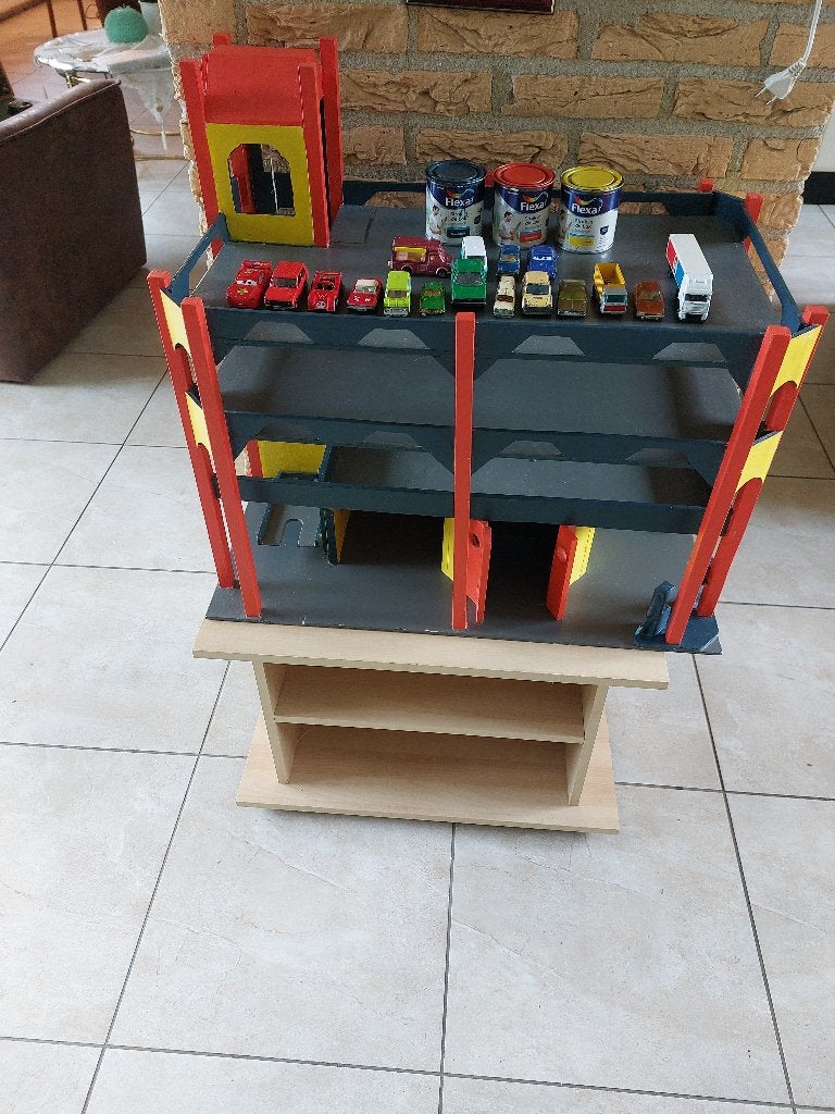 unieke garage, zelf gemaakt  en geschilderd, lees omschr., Ophalen, Zo goed als nieuw, Jongen