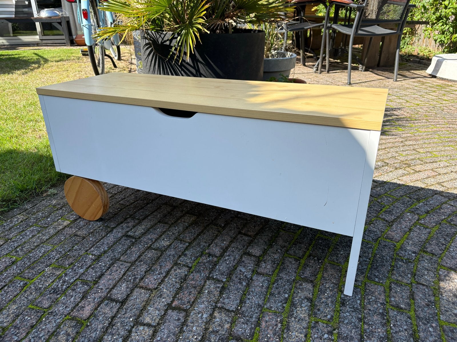 Witte speelgoedkist op wielen met houten deksel, Huis en Inrichting, Woonaccessoires | Kisten, Ophalen, Minder dan 50 cm, Zo goed als nieuw