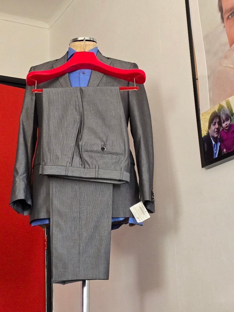 Corneliani Kostum perfecte pasvorm met grijze kleur maat 48, Ophalen, Corneliani, Maat 48/50 (M), Nieuw