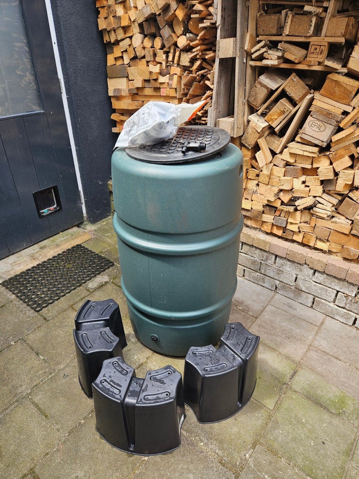 Regenton 210L met kraantje en voetjes, Ophalen, Kunststof, Gebruikt, Met kraantje