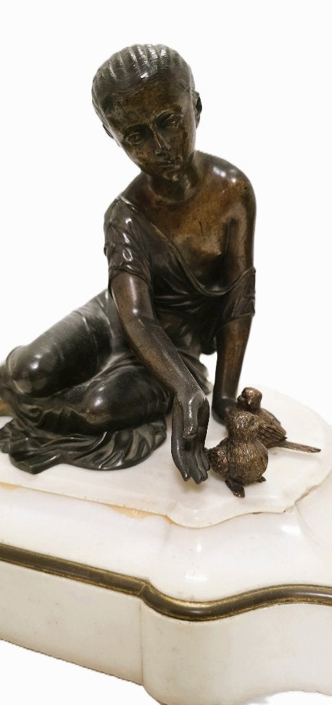 Bronzen van dame met vogels op marmeren sokkel., Ophalen of Verzenden, Brons, Beeld, 20 - 50 cm