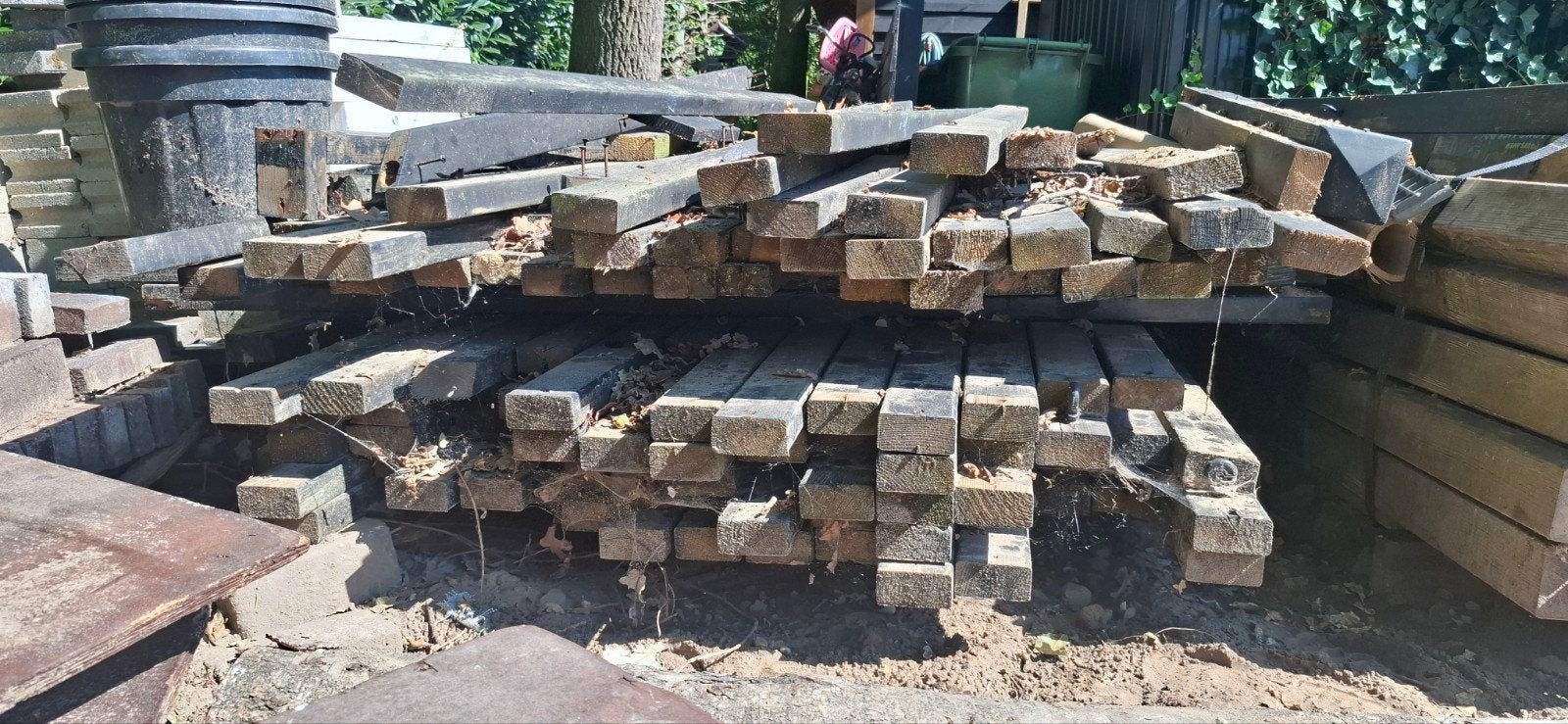 Partij houten palen en liggers, Gebruikt, 250 tot 300 cm, 50 mm of meer, Balk