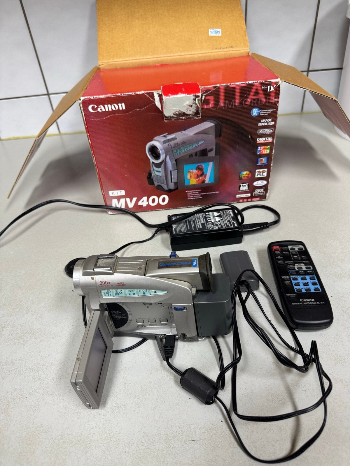 Foto 3 van Canon MV400 Mini DV Camcorder met accessoires