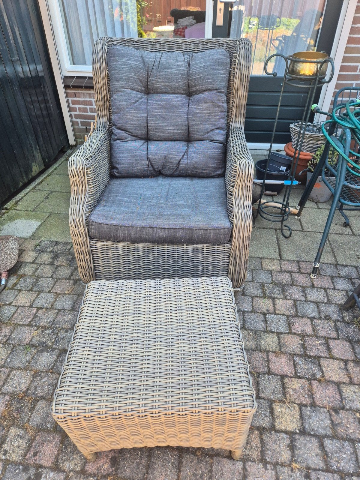 Comfortabele rotan fauteuil met voetenbank, Ophalen, Gebruikt