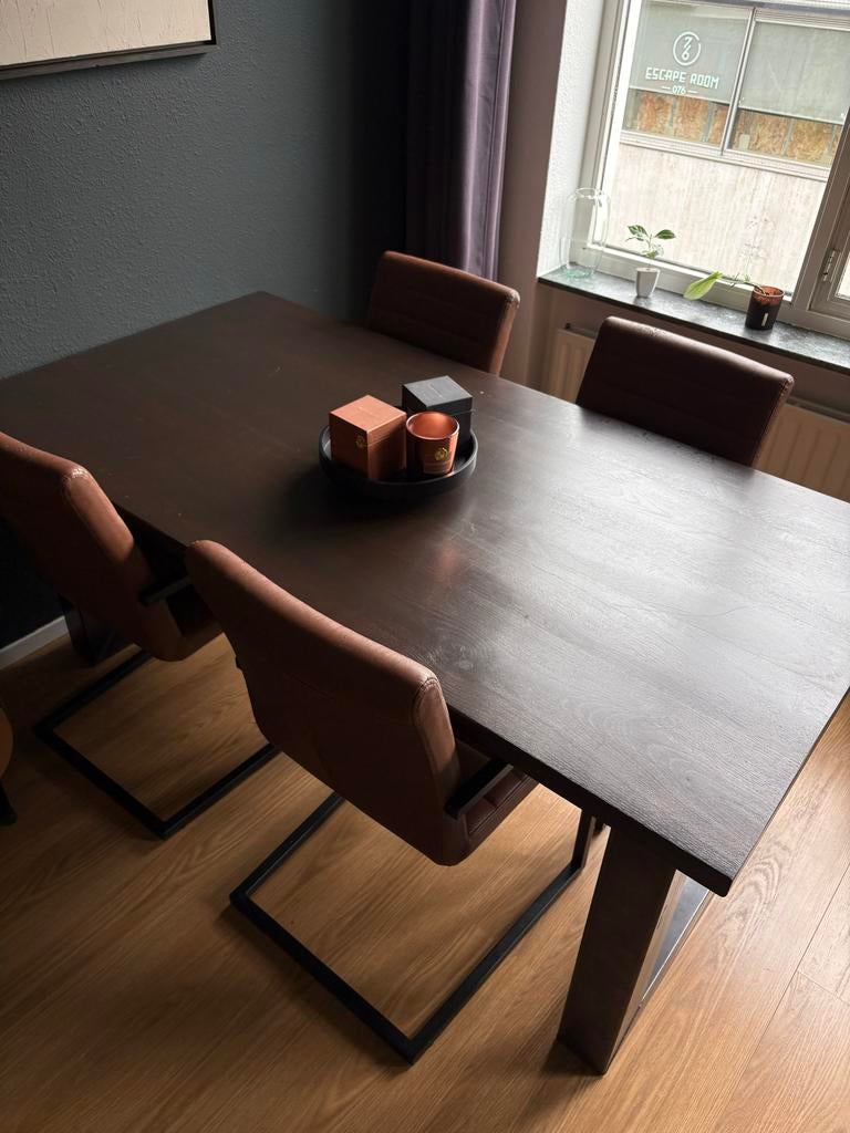Robuuste houten eettafel met metalen frame, Ophalen, Zo goed als nieuw, 4 tot 6 stoelen