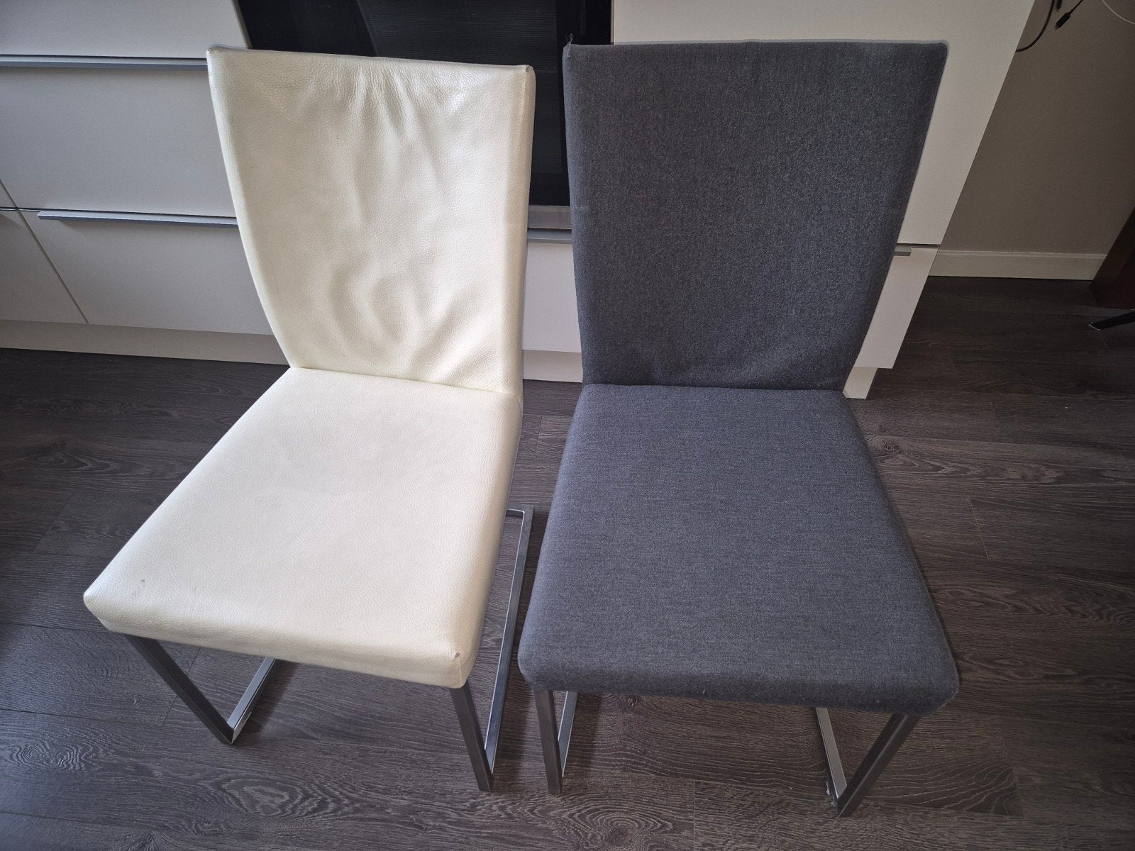 6 Bert Plantagie eetkamerstoelen: grijs stof en wit leer, Ophalen, Gebruikt, Twee, Leer
