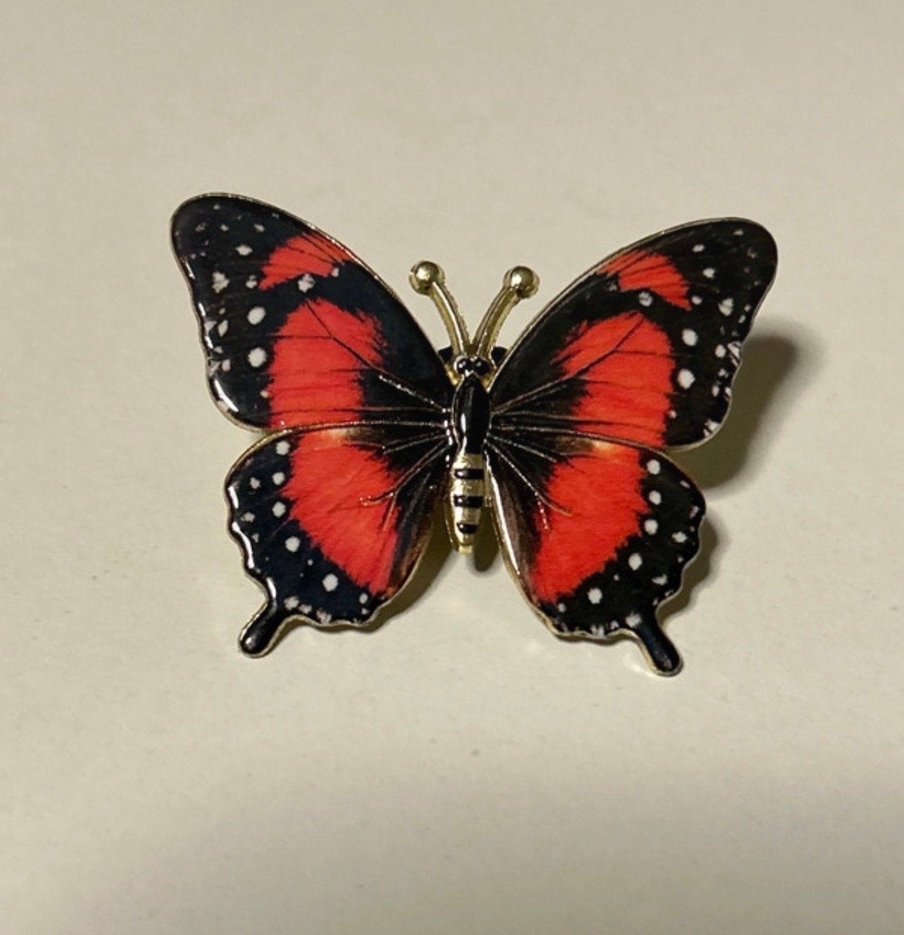 Nieuwe vlinder broche - Rood en zwart emaille, Overige materialen, 4 tot 7 cm, Nieuw, Ophalen of Verzenden