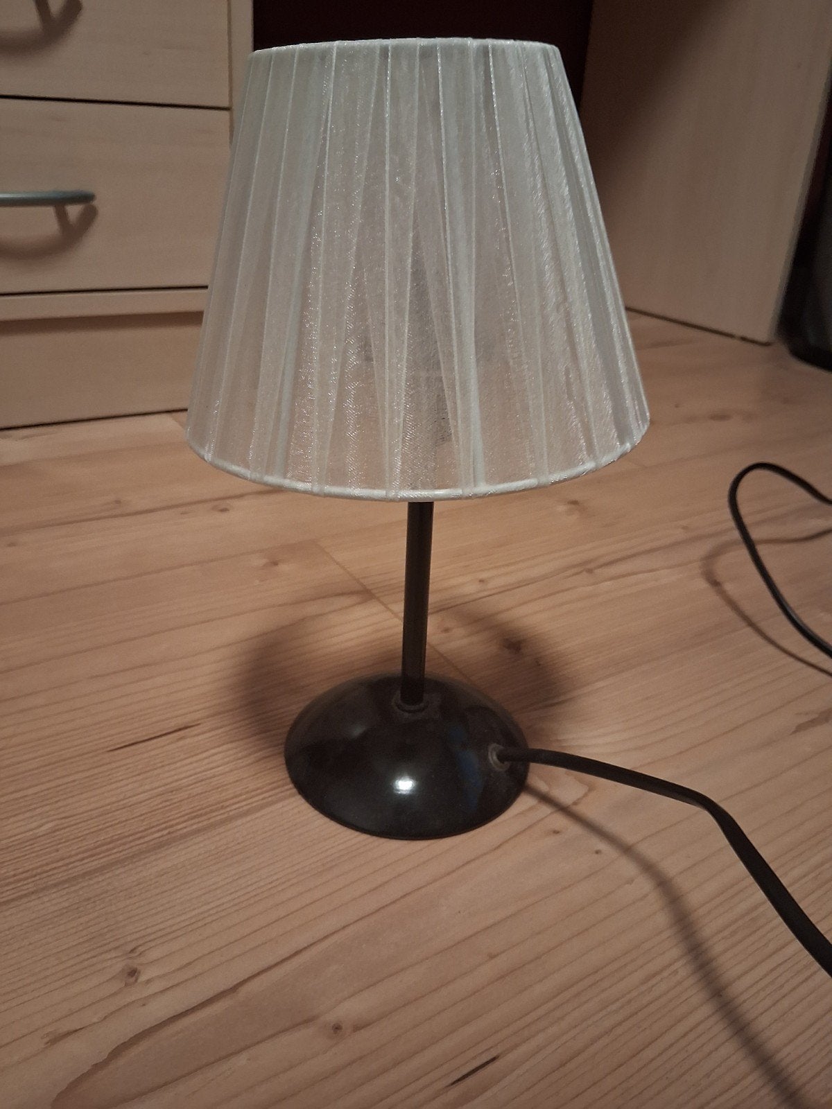Nachtlampje / Tafellamp met witte kap en zwart onderstel, Met schakelaar, Gebruikt, Wit, Ophalen of Verzenden