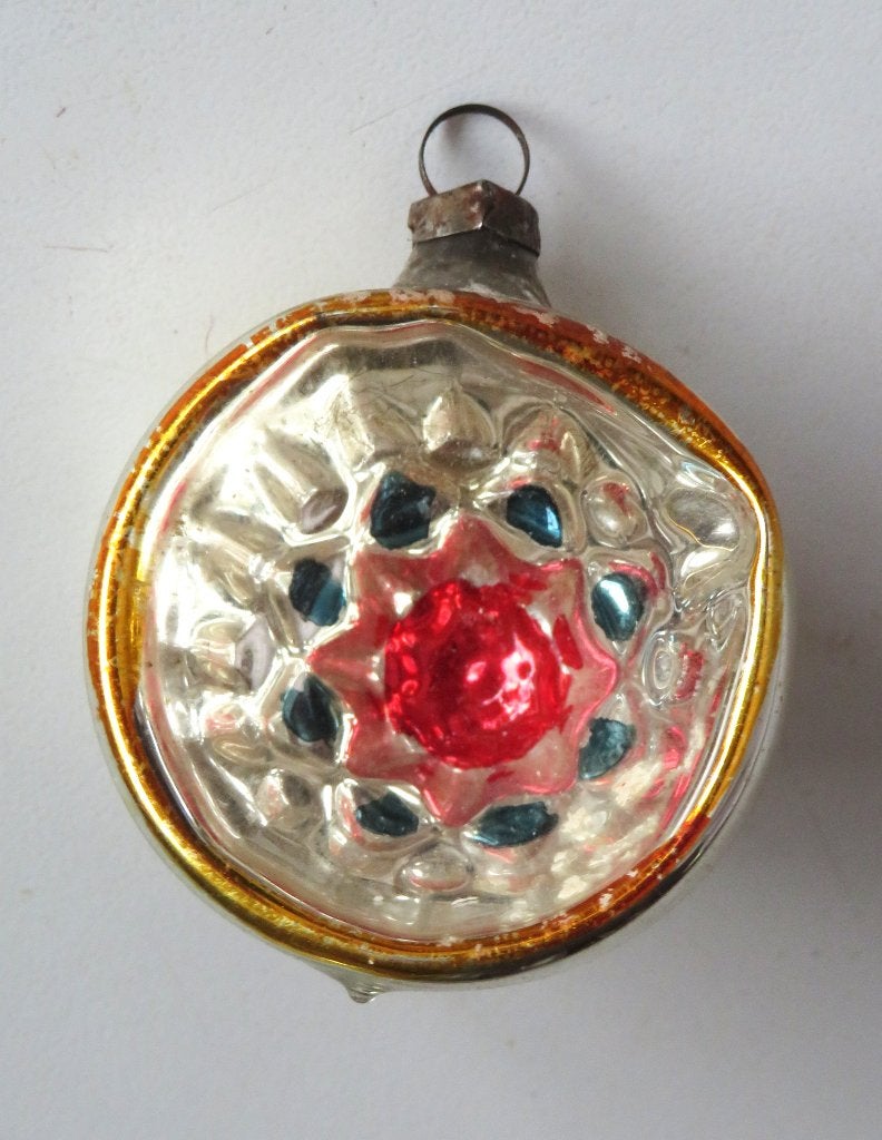 Oude Kerstbal: Deukbal met bloem ( rood en groen ), Ophalen of Verzenden