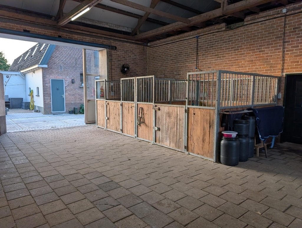 Pensionstal kleinschalig, Dieren en Toebehoren, Stalling, 2 of 3 paarden of pony's