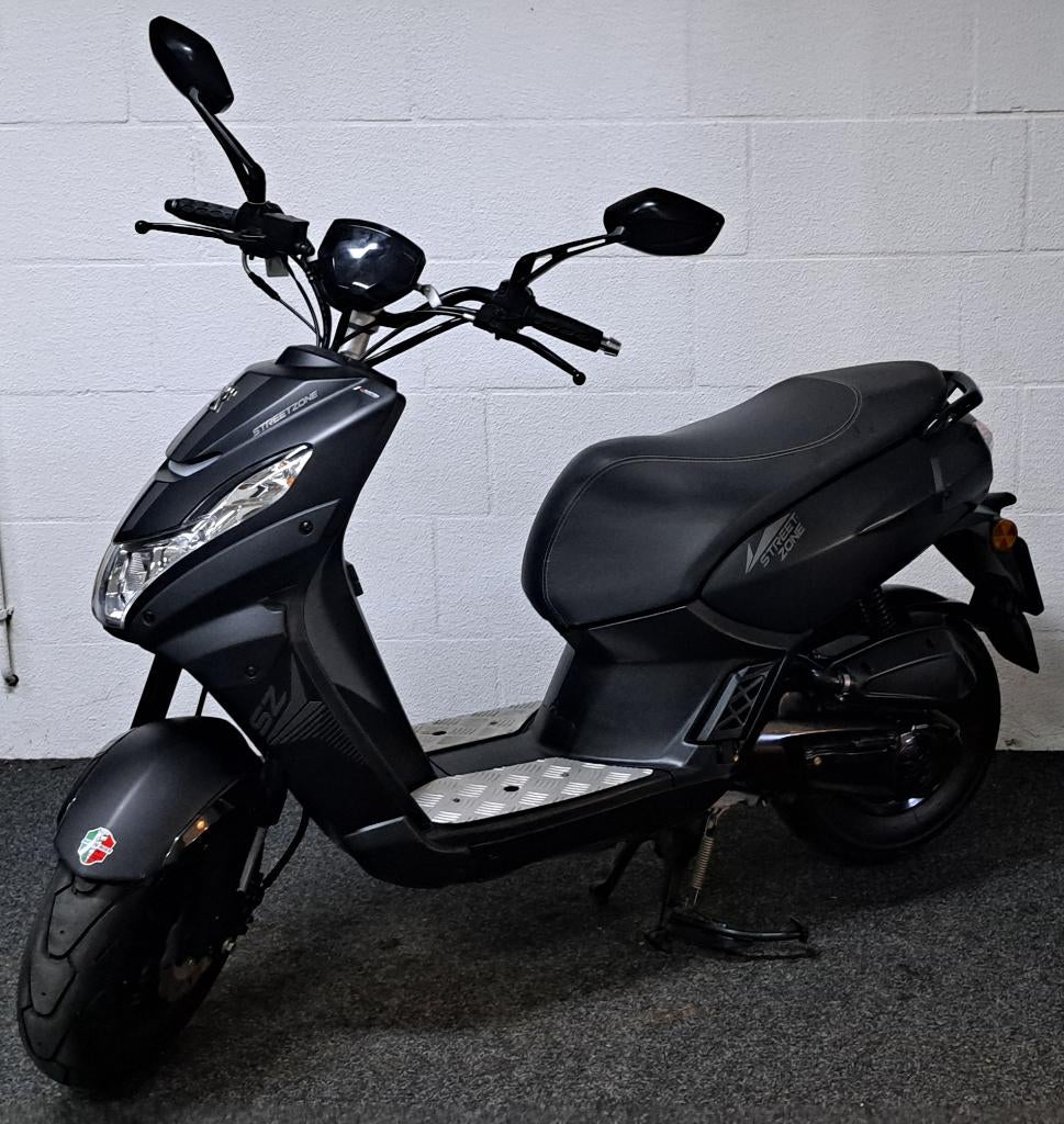 Mat zwarte Peugeot Kisbee Streetzone bromscooter, Ophalen, Overige modellen, Zo goed als nieuw, Benzine