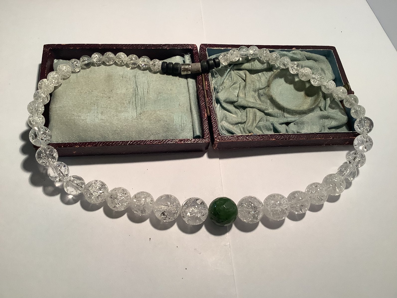 ORIGINELE EDELSTENEN KETTING MET GROENE EN WITTE EDELSTENEN, Verzenden, Ketting, Met edelsteen