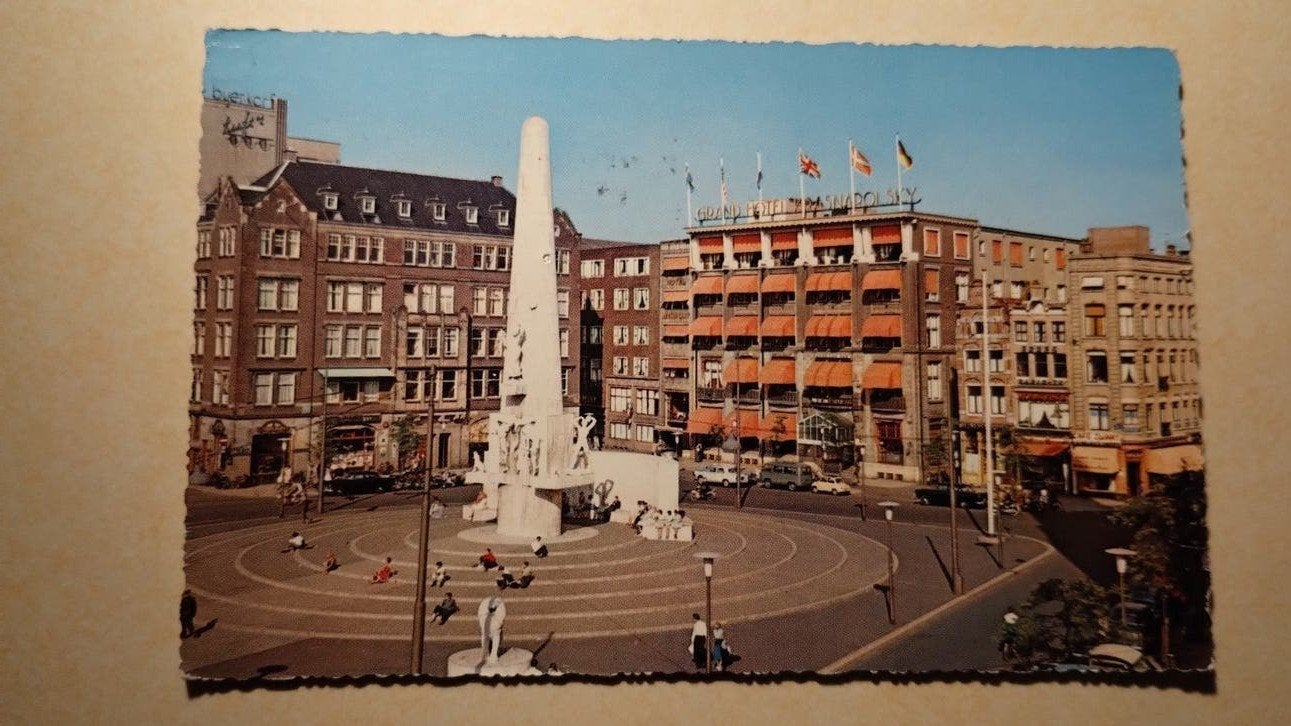 Oude ansichtkaart Dam Amsterdam Nationaal Monument 1960, Ophalen of Verzenden, 1940 tot 1960, Gelopen, Noord-Holland