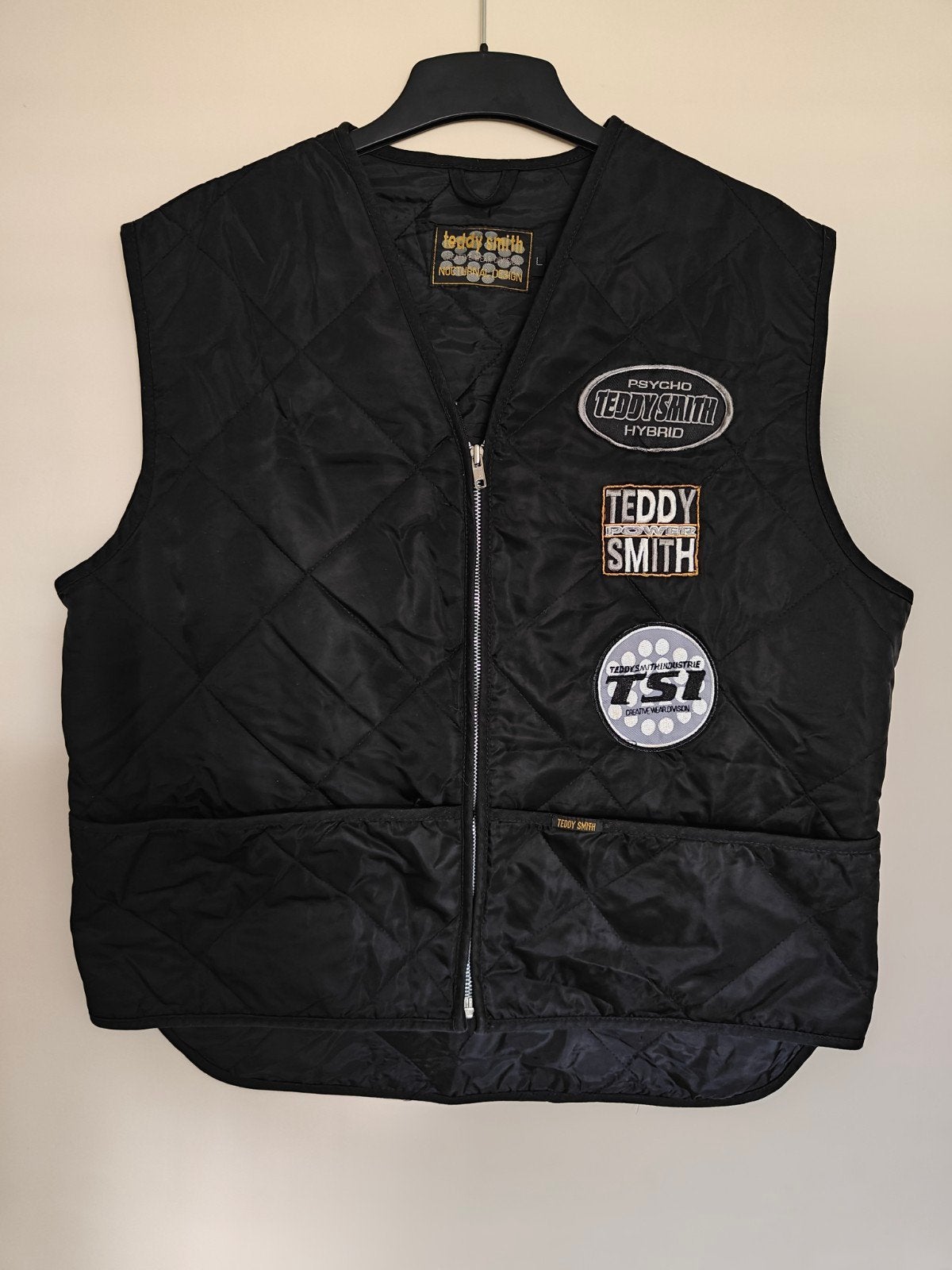 Nieuw motorvest met patches mt L, Motoren, Ophalen of Verzenden, Nieuw zonder kaartje, Jas | textiel, Teddy Smith