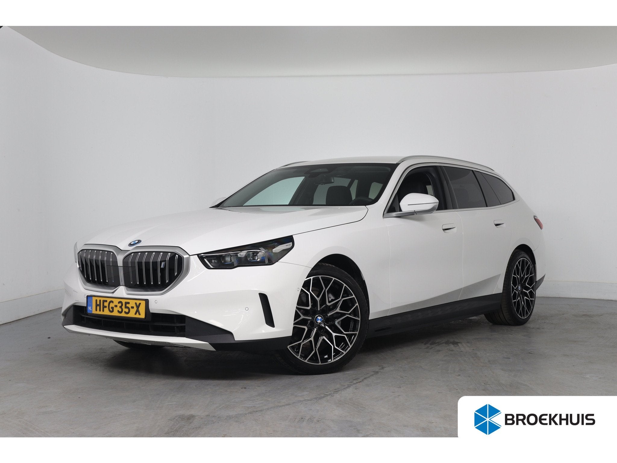 BMW i5 Touring eDrive40 84kWh, Auto's, 12 maanden, Achterwielaandrijving, Gebruikt, Zwart