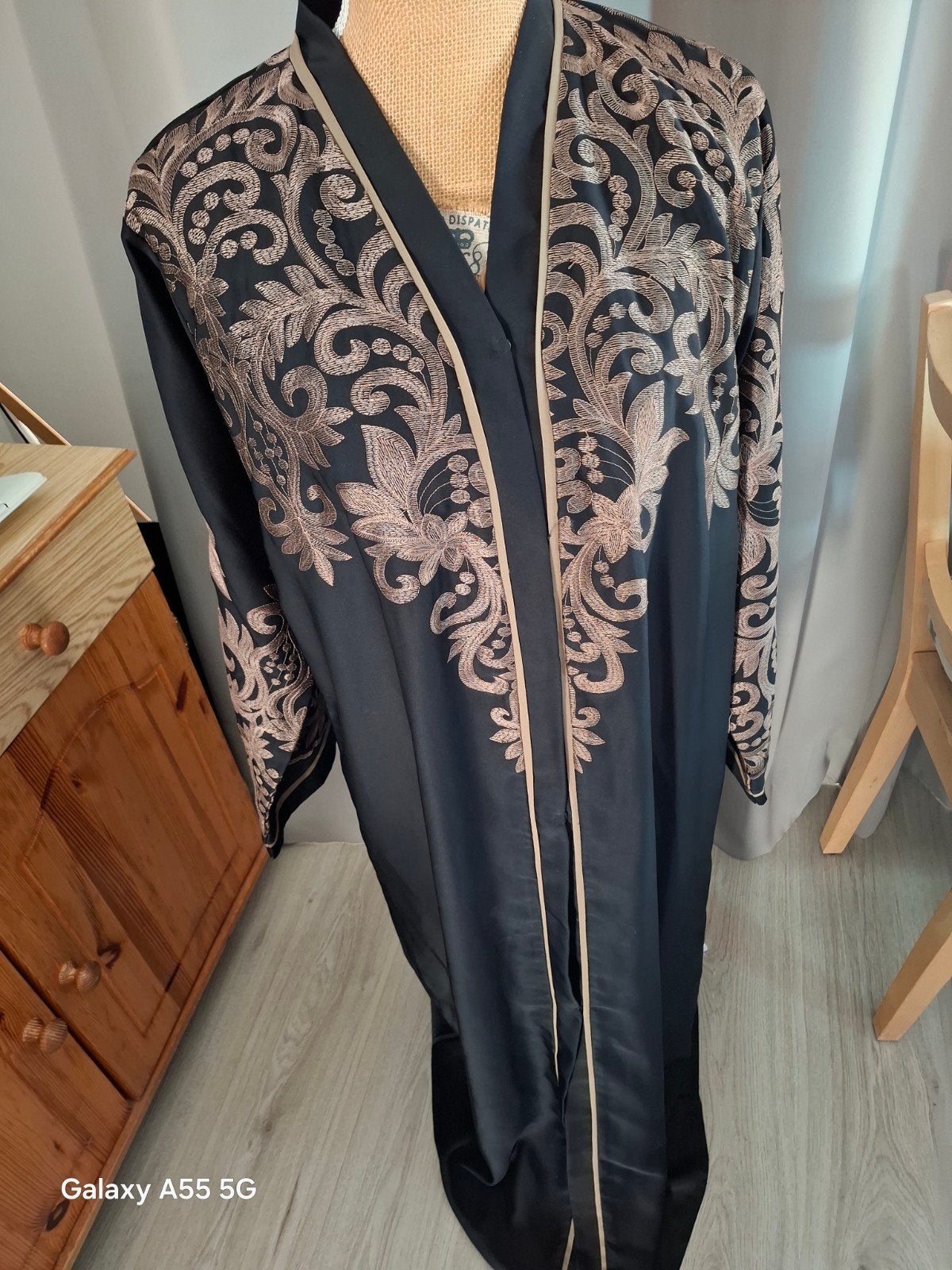 Zwarte Abaya met Gouden Borduurwerk en Sjaal, Zwart, Maat 42/44 (L), Ophalen of Verzenden, Onder de knie