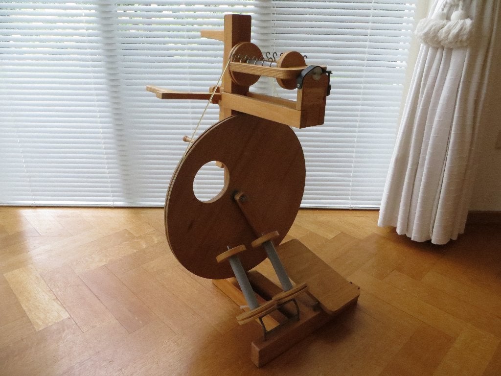 Spinnewiel Hout Beukenmultiplex met Twijnrek en 2 spoelen, Ophalen, Gebruikt, Spinnewiel