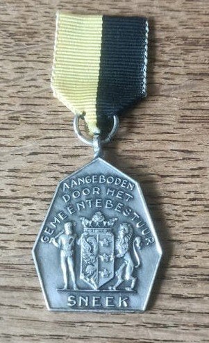 Medaille aangeboden door Gemeentebestuur Sneek ong 1960, Ophalen of Verzenden, Overige materialen