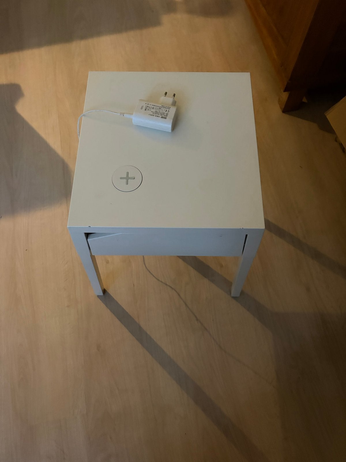 Nacht kastje met ingebouwde oplader, Huis en Inrichting, Tafels | Bijzettafels, Minder dan 55 cm, Gebruikt, Rechthoekig, Hout