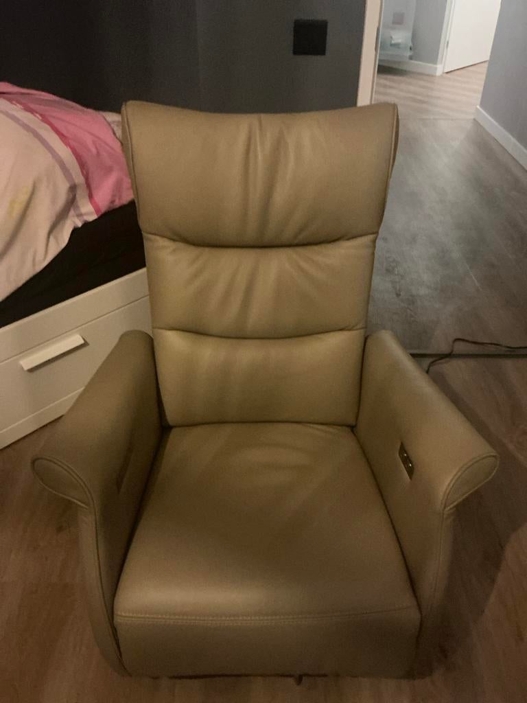 Elektrische relaxstoel met sta op functie, Ophalen, Leer, Zo goed als nieuw, 75 tot 100 cm