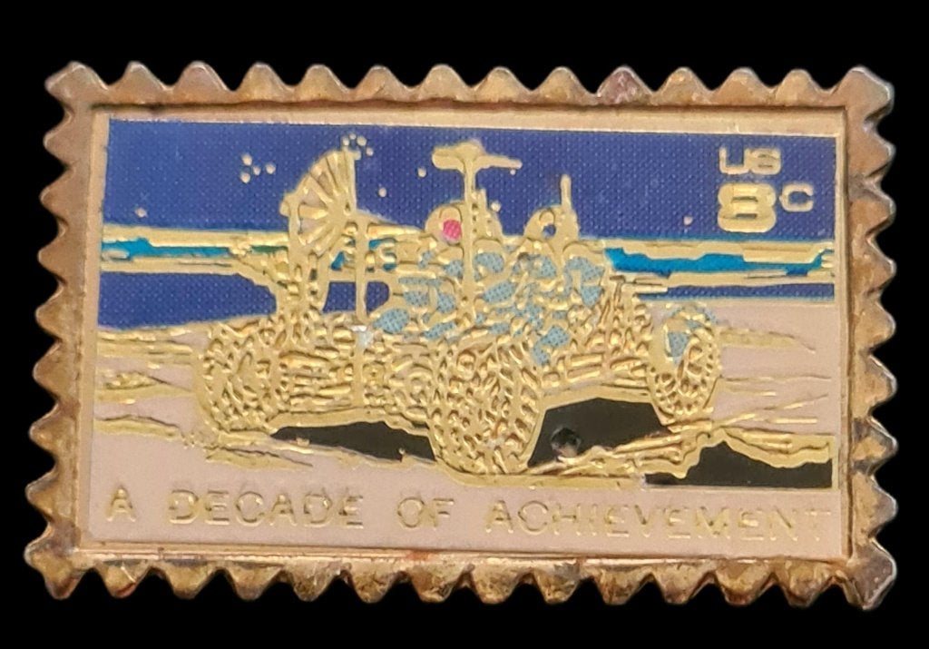 Ruimtevaart pin-Maanlanding op postzegel 8c, Verzenden, Nieuw, Transport, Speldje of Pin