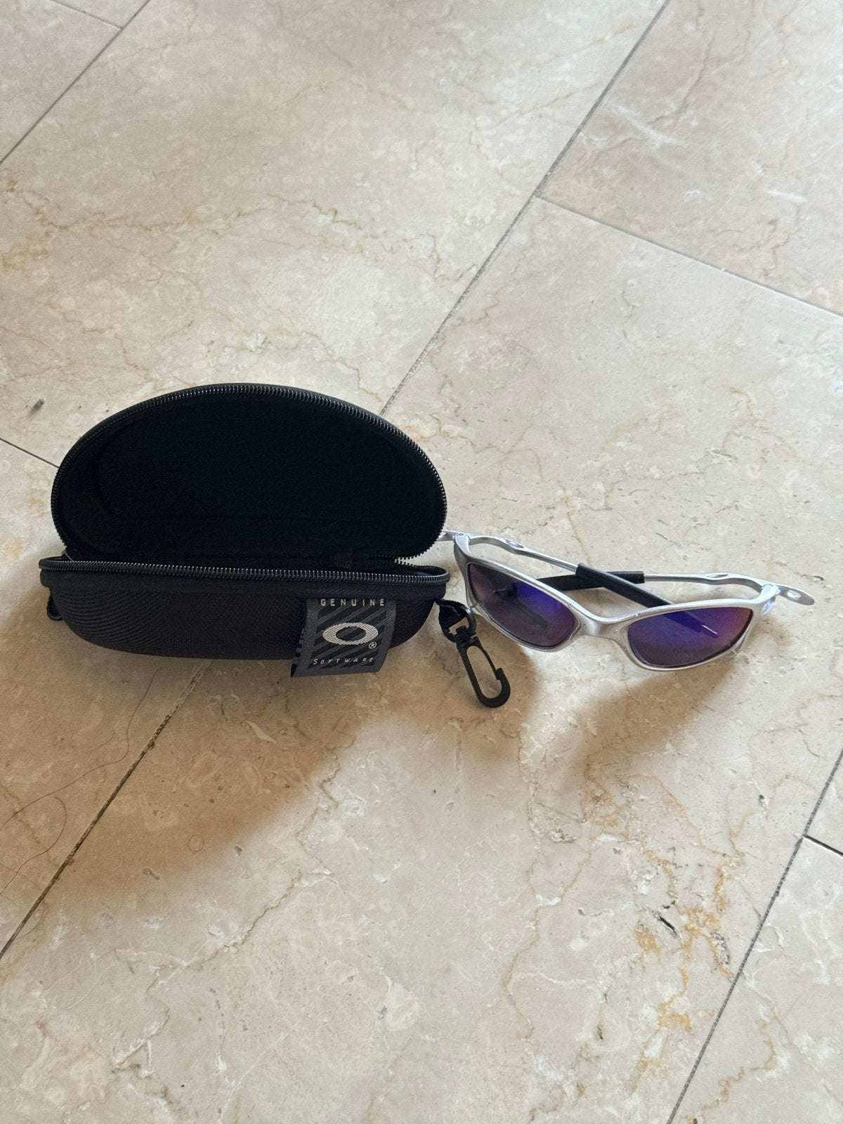 Oakley Zonnebril met Hoesje - Stijlvol en Beschermend, Zonnebril, Wit, Ophalen of Verzenden, Zo goed als nieuw