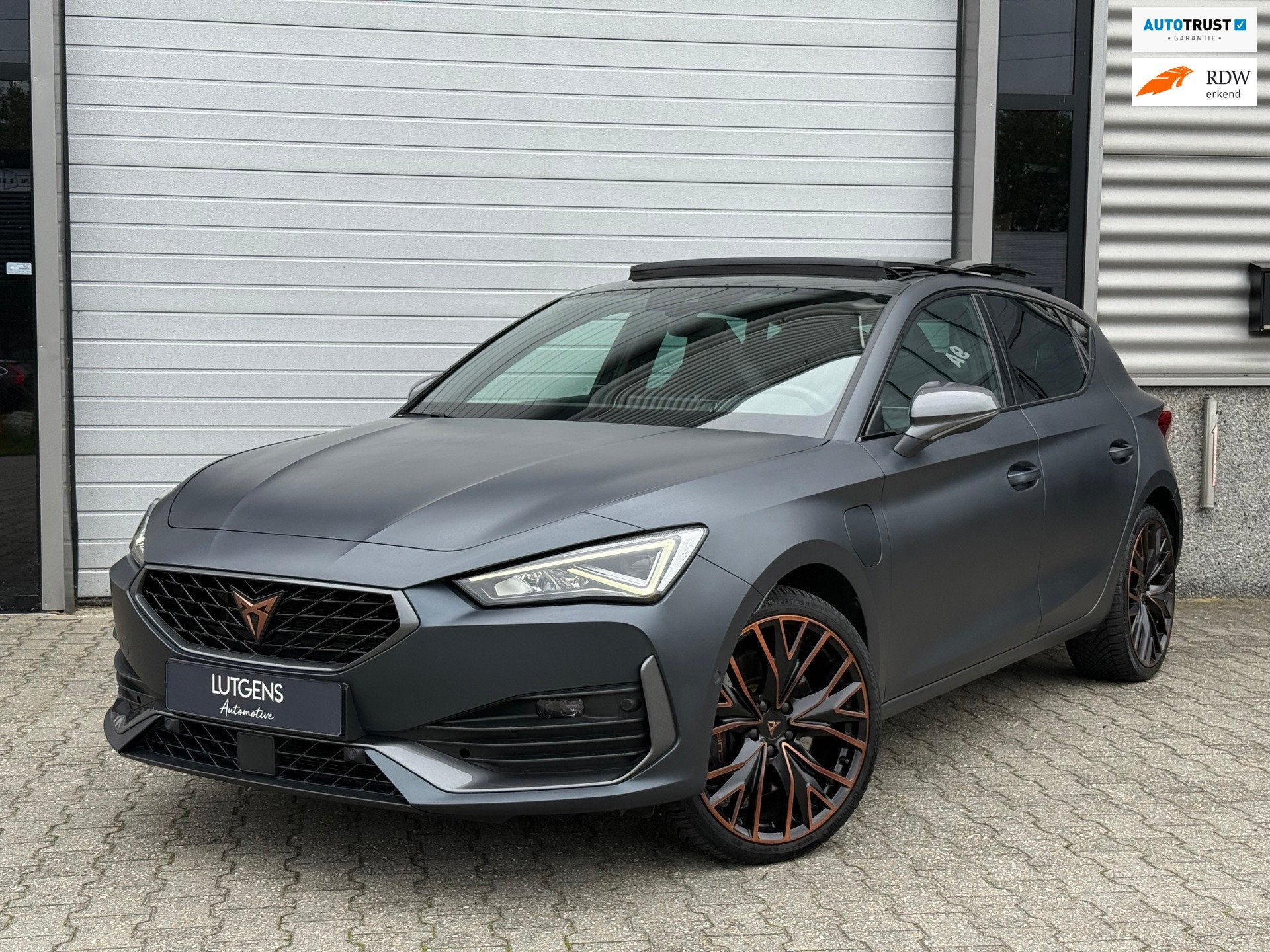 CUPRA Leon 1.4 e-Hybrid VZ Copper Pano 245PK 19 Inch MAT, Auto's, Dealer onderhouden, 77 km/l, Gebruikt, Zwart