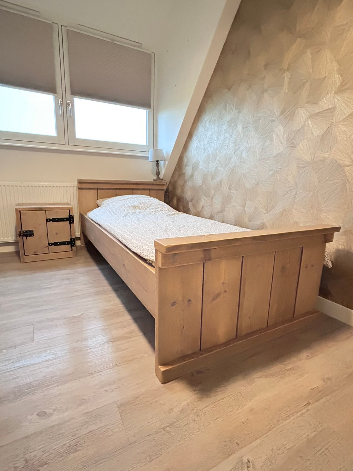 Bed, nachtkastje en bureau van steigerhout