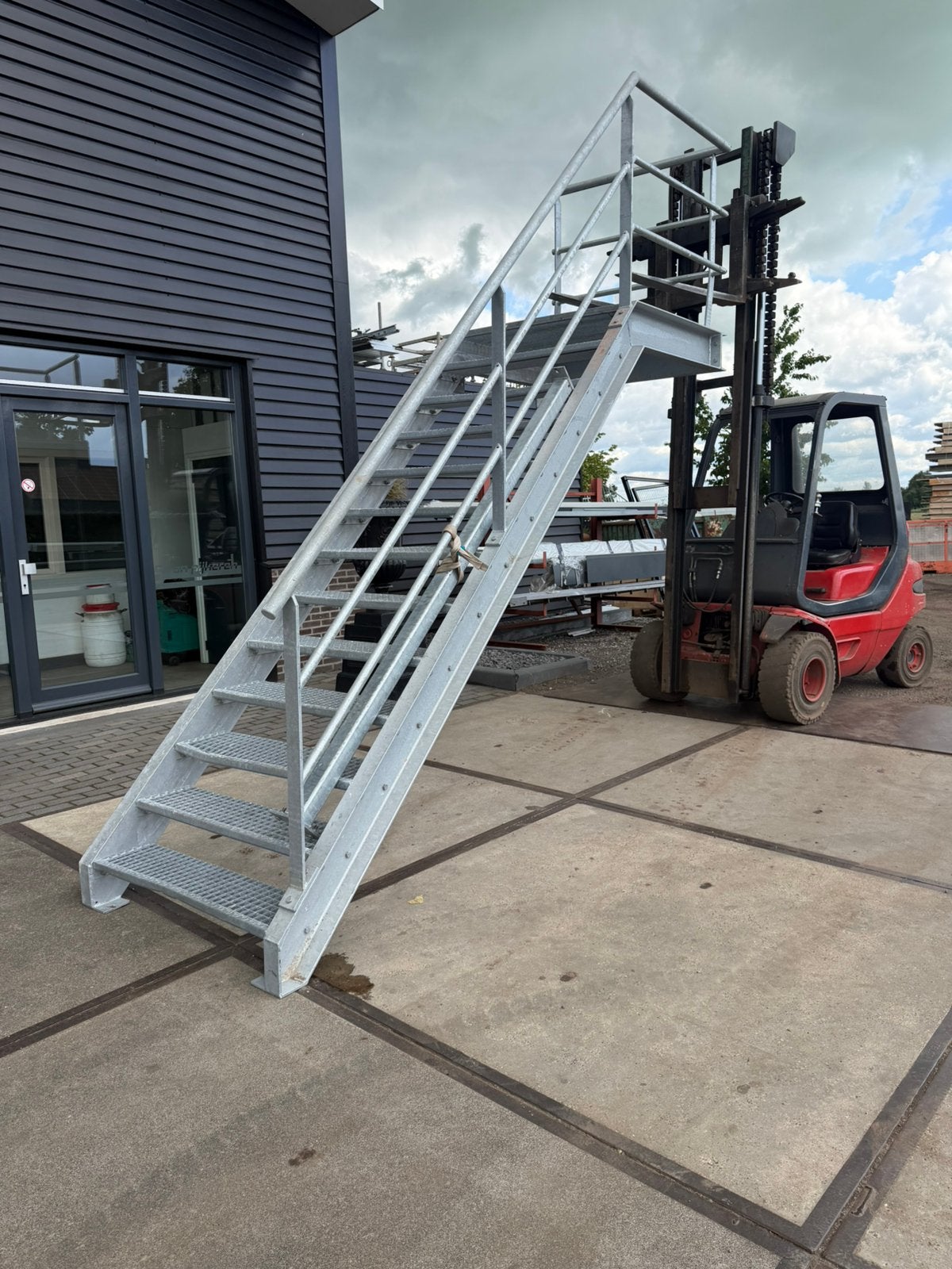 Gegalvaniseerde bordestrap steektrap incl staander trappen, Doe-het-zelf en Verbouw, Ladders en Trappen, Ophalen of Verzenden
