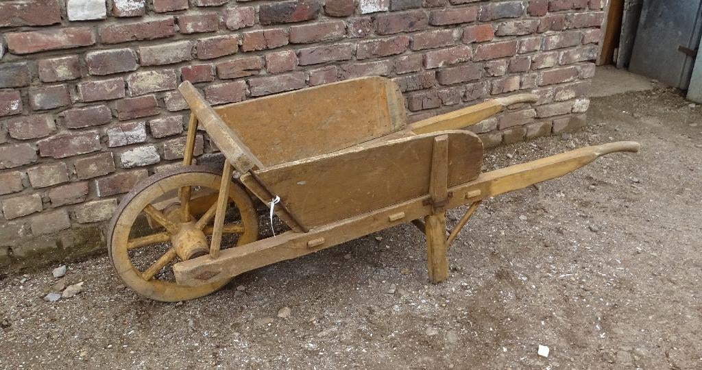oude houten kruiwagen, Ophalen