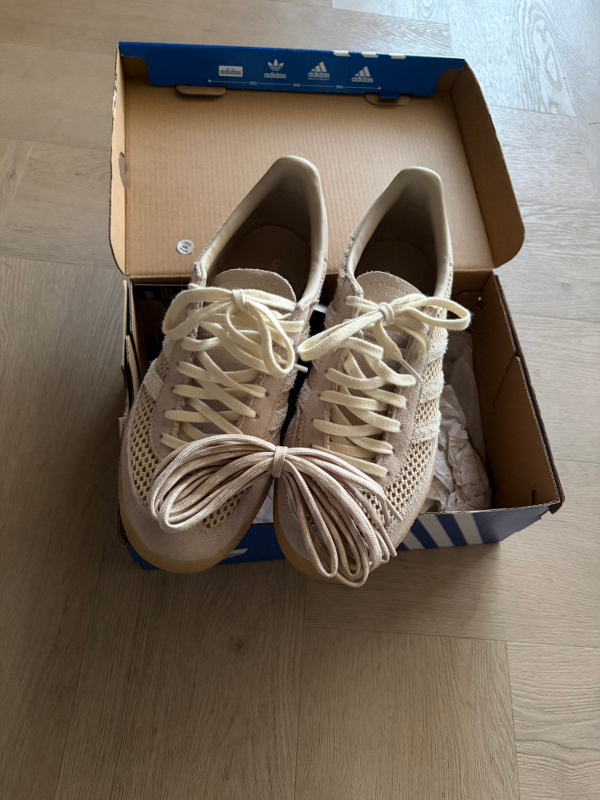 Adidas Handball Spezial W - Zo goed als nieuw, Ophalen of Verzenden, Zo goed als nieuw, Beige, Sneakers of Gympen
