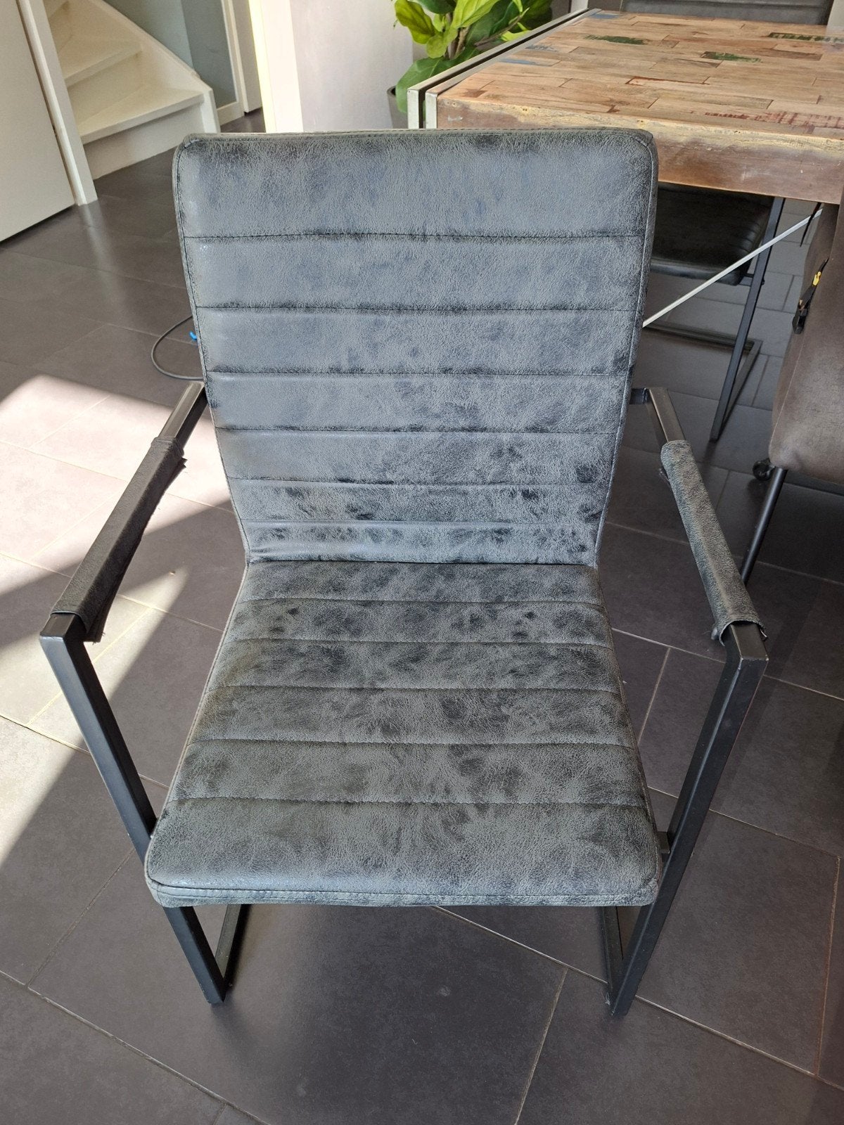 Set van 4 stoelen - Grijs met metalen frame, Huis en Inrichting, Ophalen, Gebruikt, Overige materialen, Vier