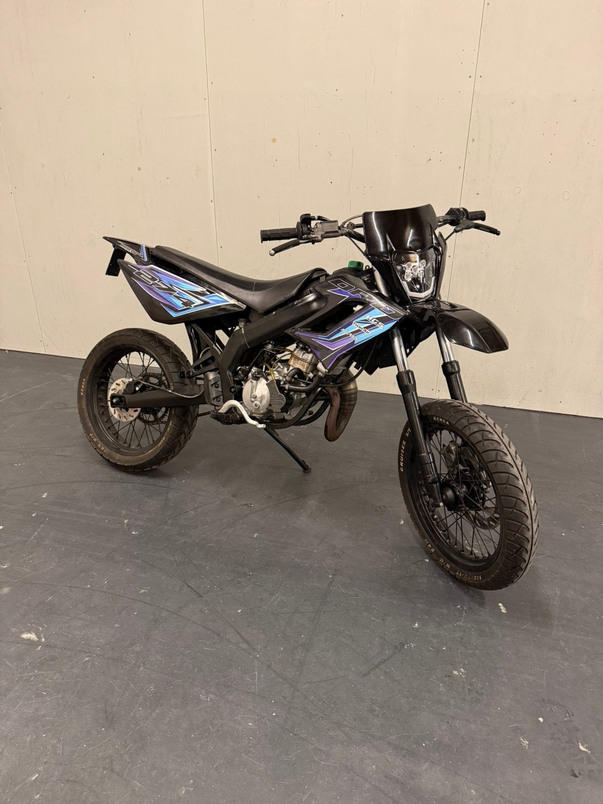 Derbi senda sm 2006 50cc, Fietsen en Brommers, Ophalen, 6 versnellingen, Maximaal 45 km/u, Zo goed als nieuw