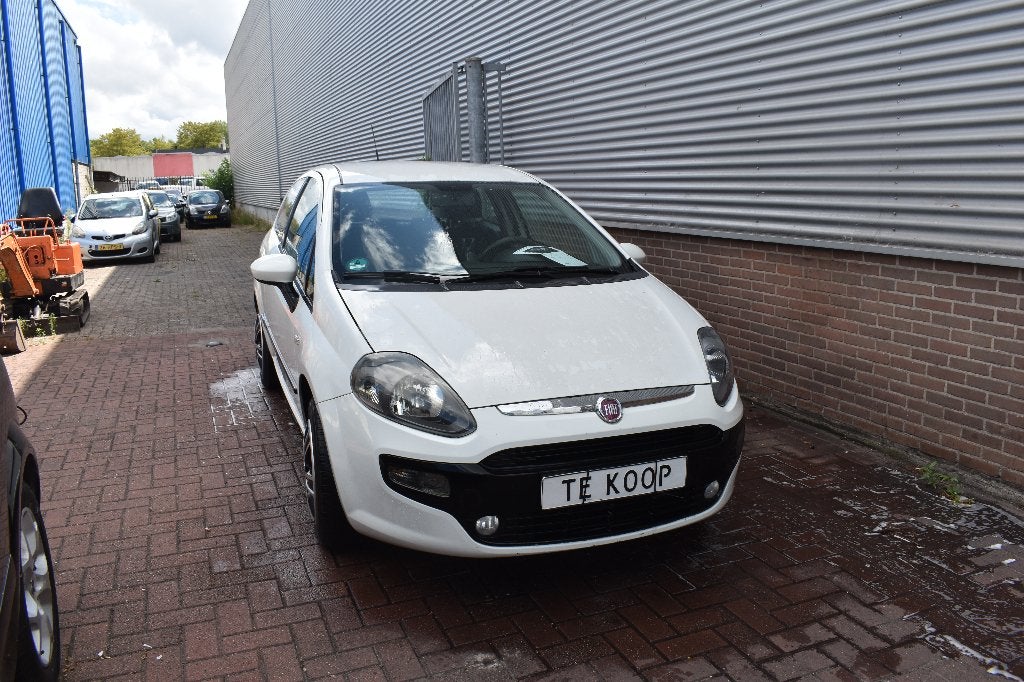 Fiat Punto 1.2 51KW/69PK 3DR Grande 2011 Wit, Voorwielaandrijving, 40 €/maand, 1242 cc, 4 cilinders