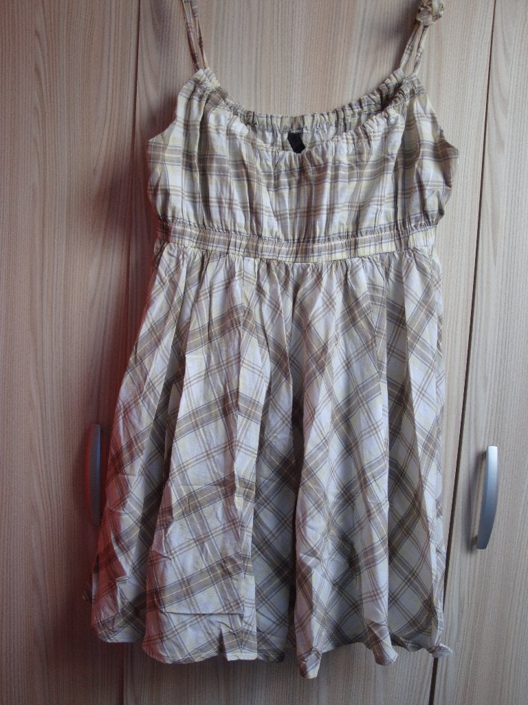 Maat L. Beige geblokte ONLY jurk met een vleugje geel., Only, Beige, Maat 42/44 (L), Ophalen of Verzenden