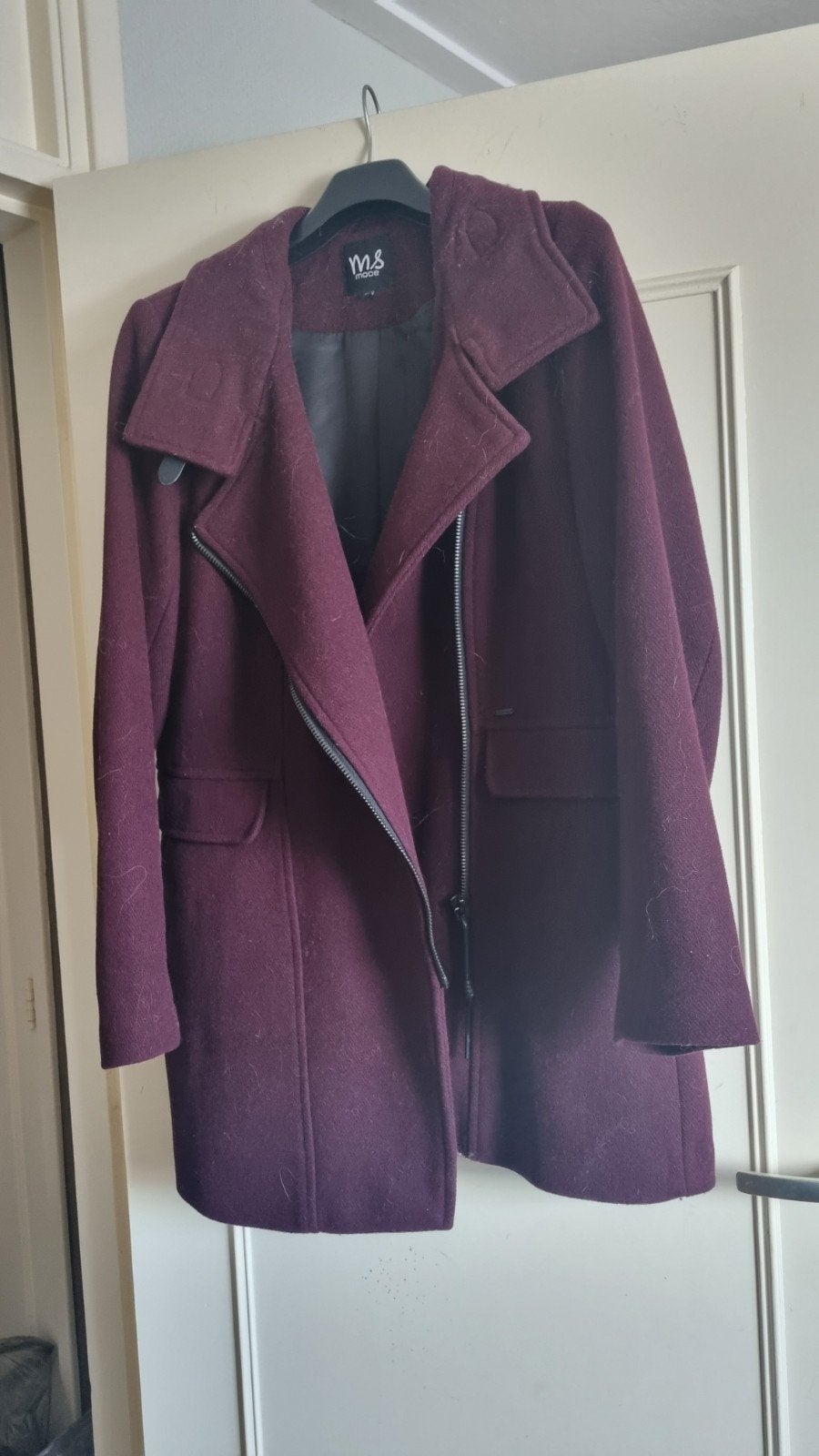 Stijlvolle bordeauxrode jas van M&S, maat 42, Maat 38/40 (M), Ophalen of Verzenden, Zo goed als nieuw, M&S