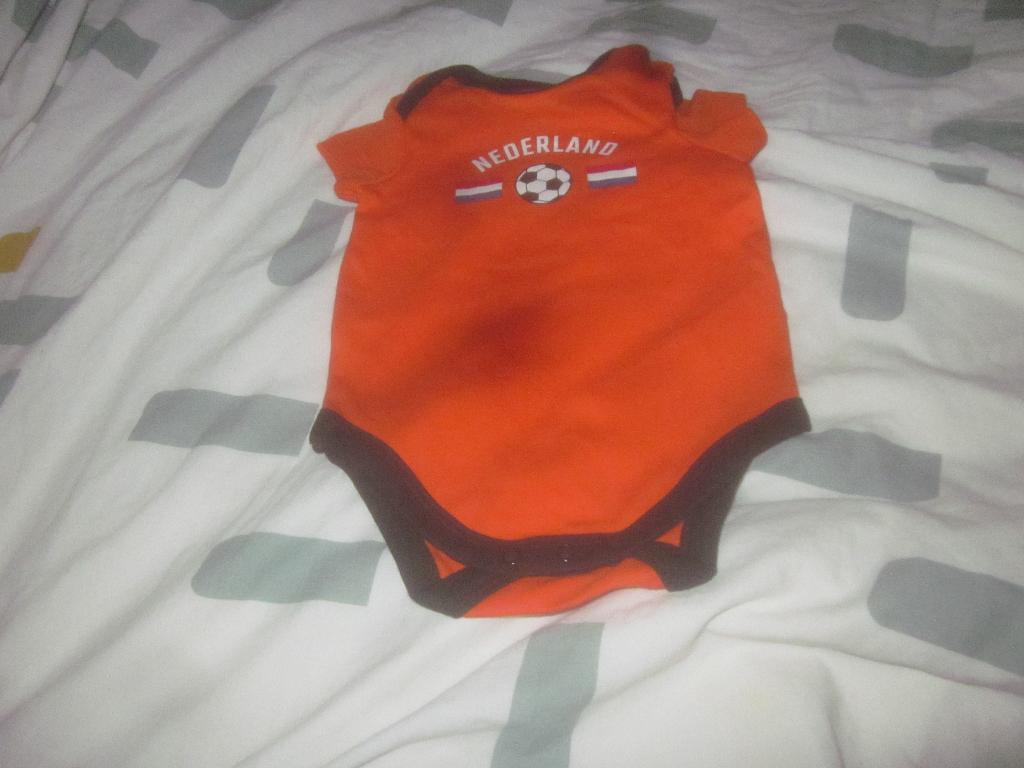 Nw oranje/rood/wit/blauw/zwrt rompertje Nederland voetbal 62, Kinderen en Baby's, Babykleding | Maat 62, Nacht- of Onderkleding