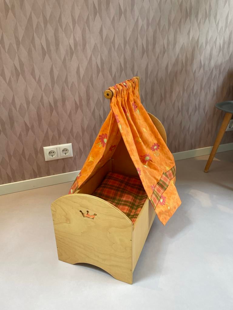 Houten poppenwieg met hemeltje en beddengoed, Ophalen of Verzenden, Zo goed als nieuw, Overige typen
