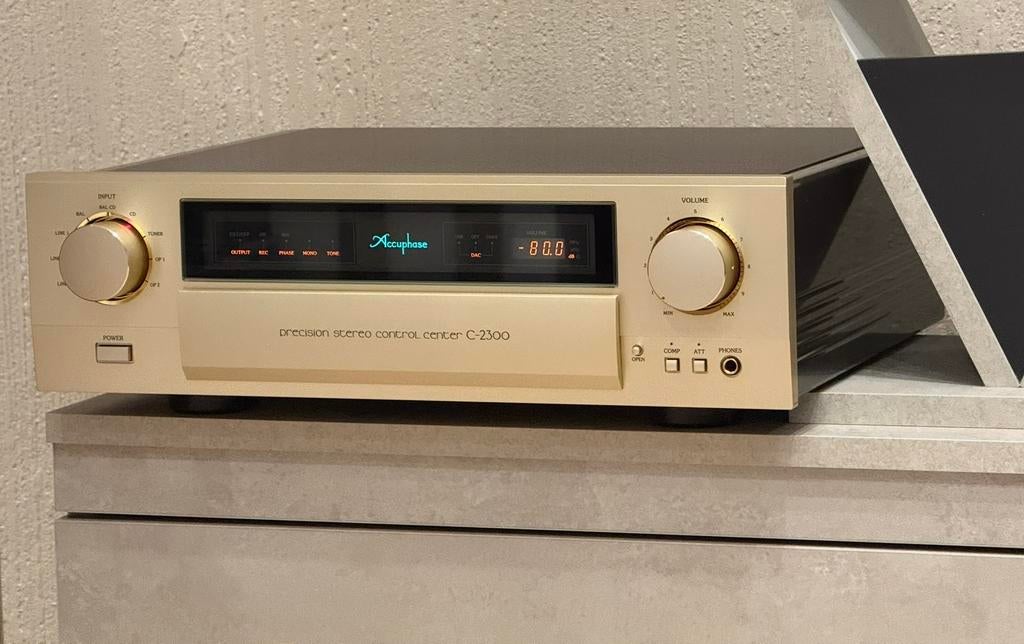 Accuphase C-2300 preamplifier, Overige merken, Ophalen of Verzenden, Zo goed als nieuw, 120 watt of meer