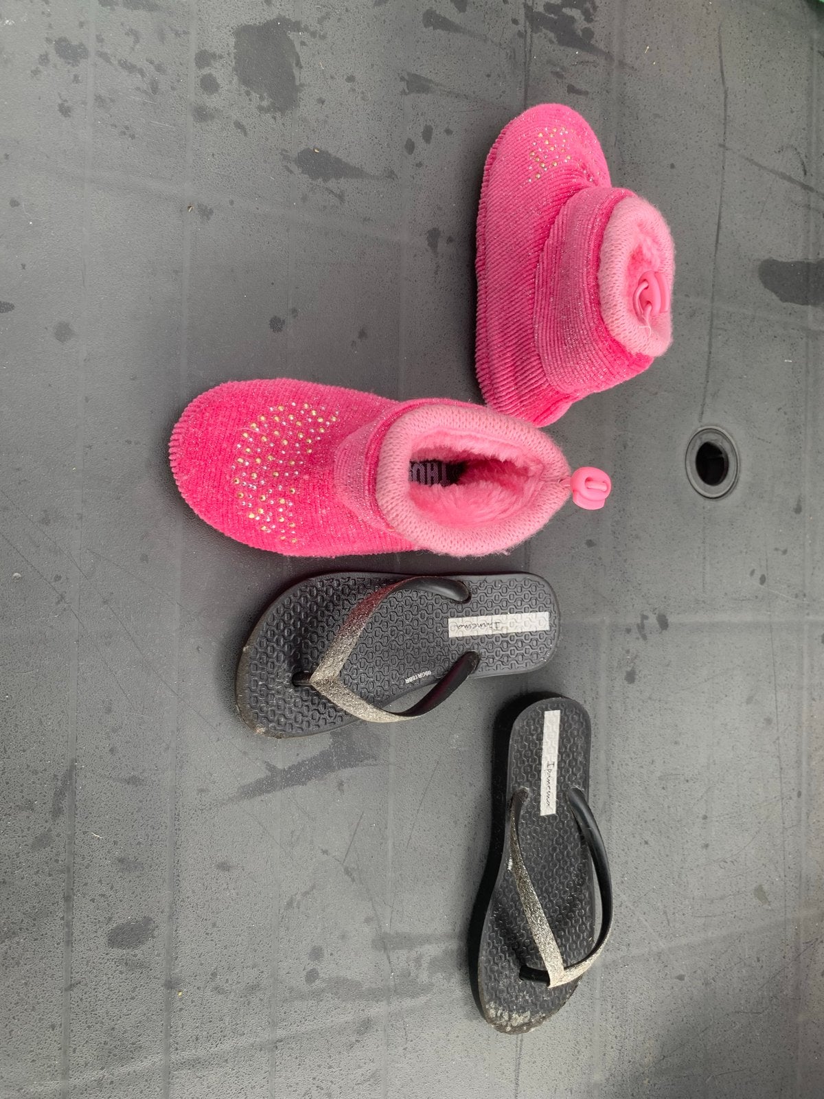 Roze pantoffels en zwarte slippers, Ophalen, Gedragen, Roze, Pantoffels of Sloffen
