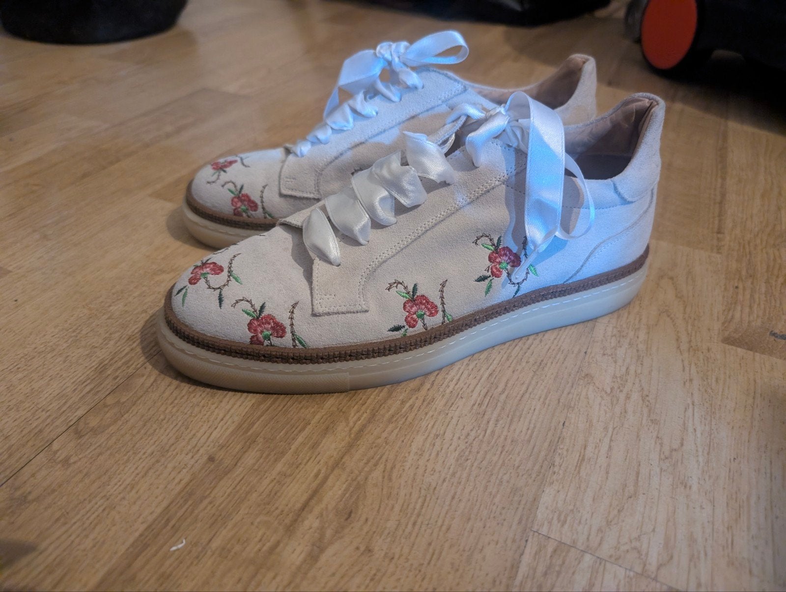 Italiaanse sneakers met bloemenborduurwerk, maat 39, Kleding | Dames, Schoenen, Beige, Ophalen of Verzenden, Sneakers of Gympen