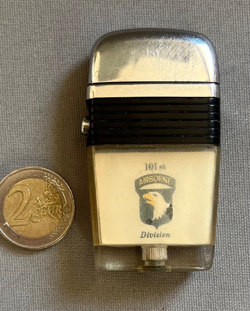 VU aansteker met logo van de 101st Airborne Division, 1950s, Ophalen of Verzenden, Gebruikt, Aansteker