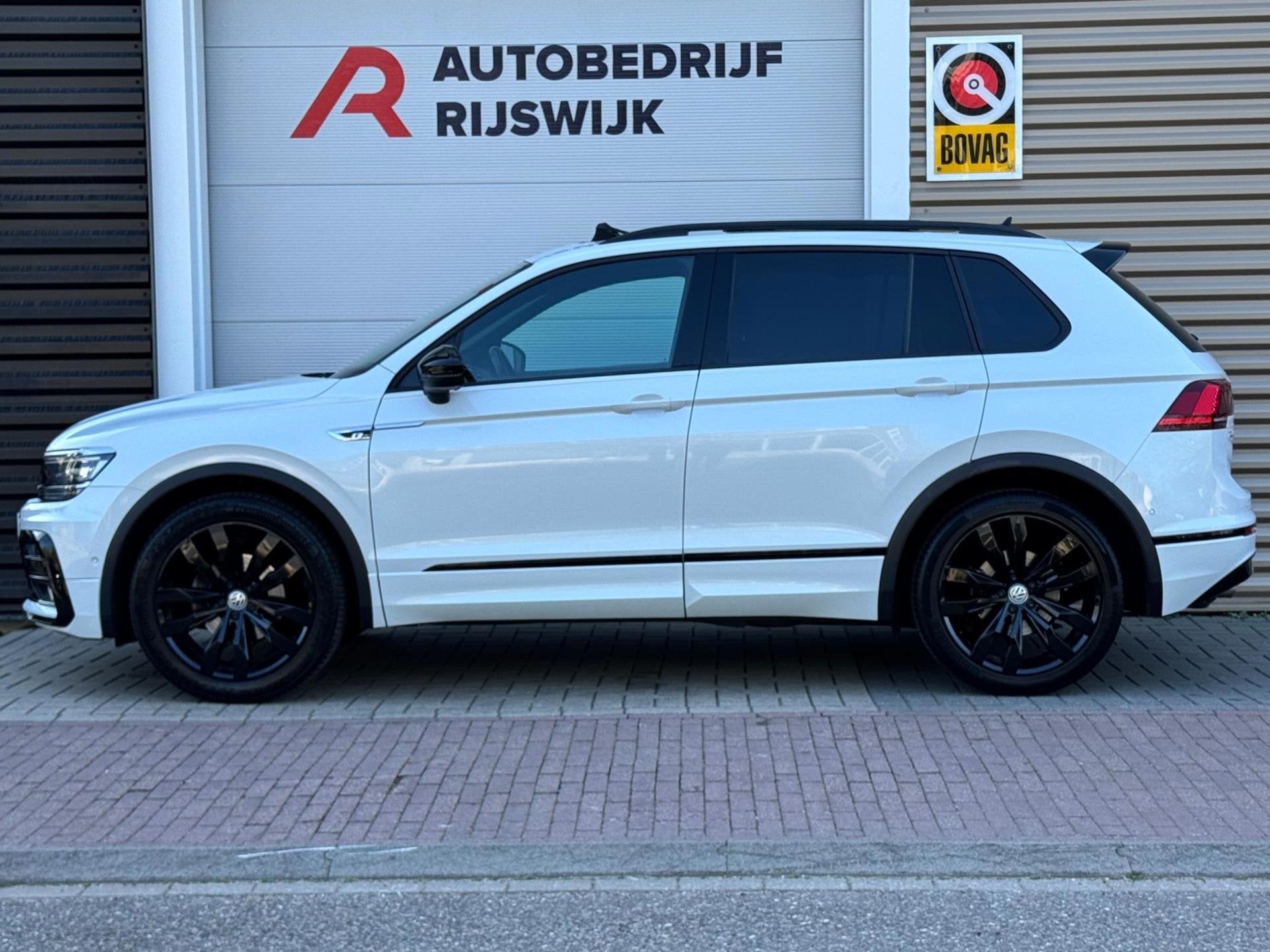 Volkswagen Tiguan 1.5 TSI ACT 3x R-Line Memory/Pano/Dynaudio, Auto's, Dealer onderhouden, Euro 6, 150 pk, Wit