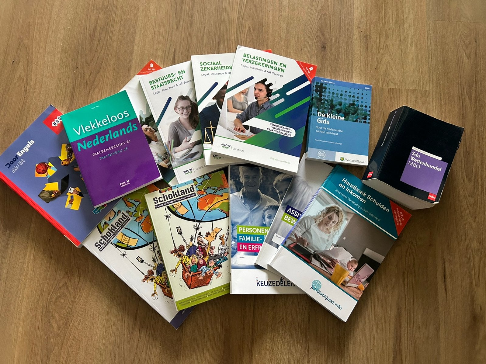 Diverse studieboeken MBO Recht, Ophalen of Verzenden, Zo goed als nieuw