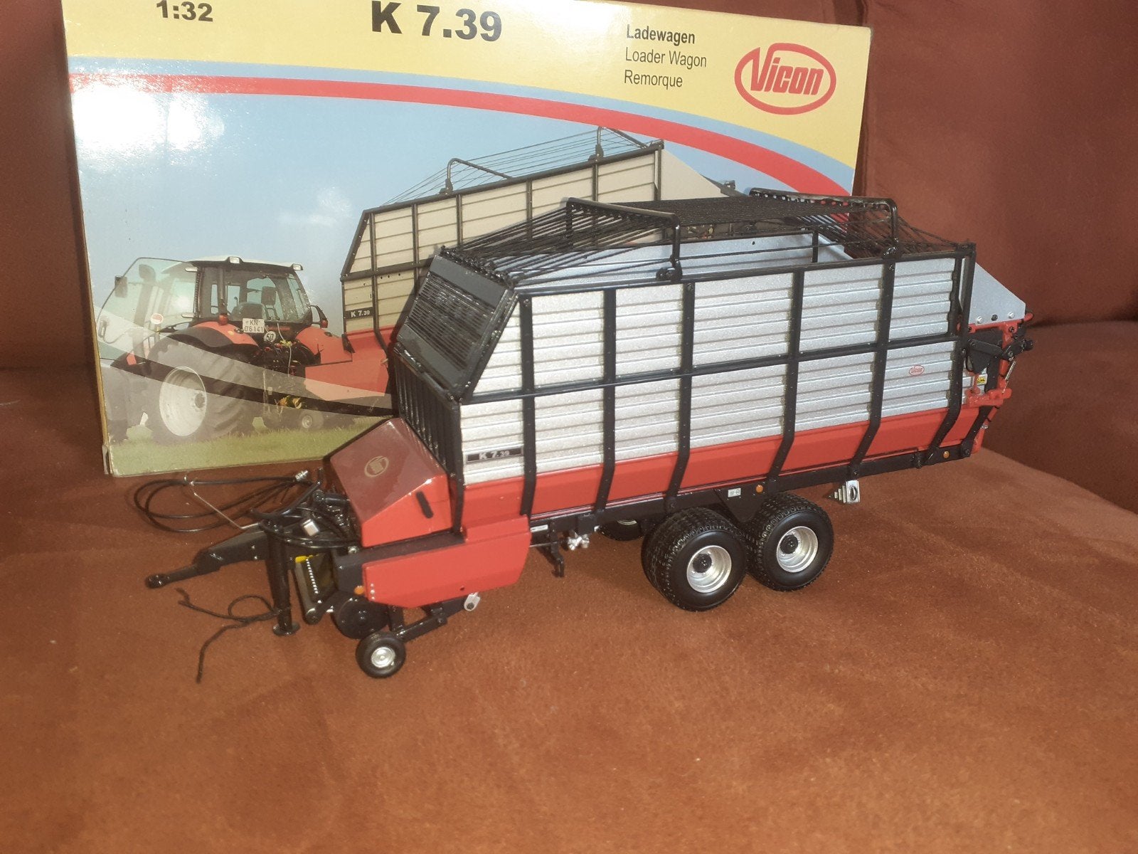 Vicon opraapwagen Universal Hobbies 1:32 nieuw, Hobby en Vrije tijd, Modelauto's | 1:32, Ophalen of Verzenden