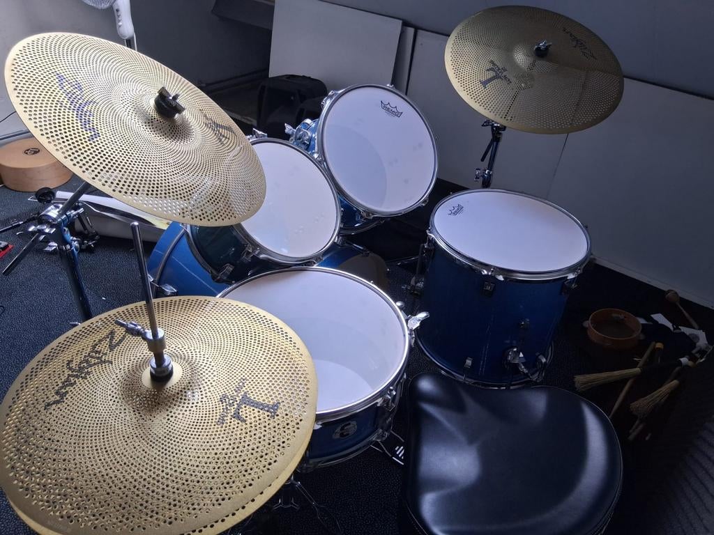Drumstel met drumkruk, tassen, silent en originele bekkens, Muziek en Instrumenten, Ophalen of Verzenden, Gebruikt, Overige merken
