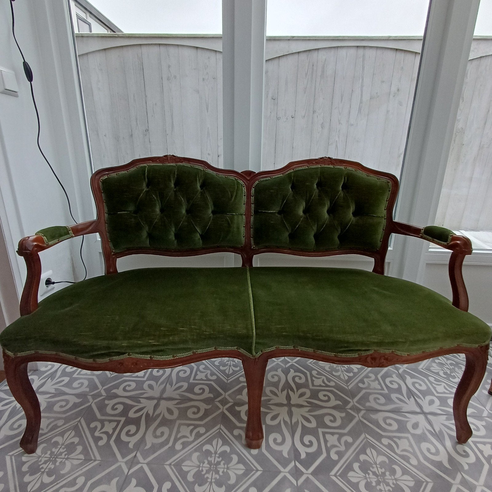 Antiek groen fluwelen Queen Ann loveseat/bankje, Antiek en Kunst, Ophalen