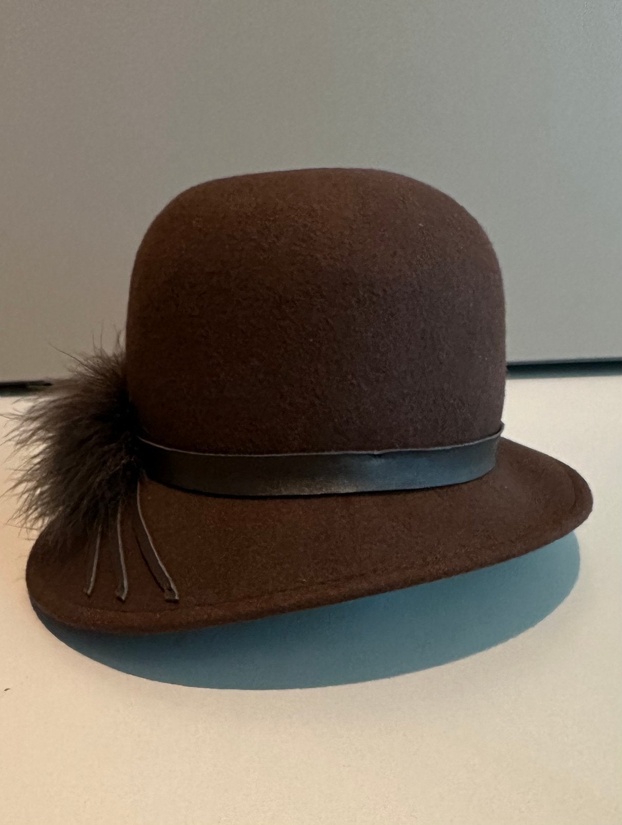 Dameshoed Cloche dophoed bruin wolvilt mt 55, Ophalen, Zo goed als nieuw, 55 cm (S, 6⅞ inch) of minder, Hoed